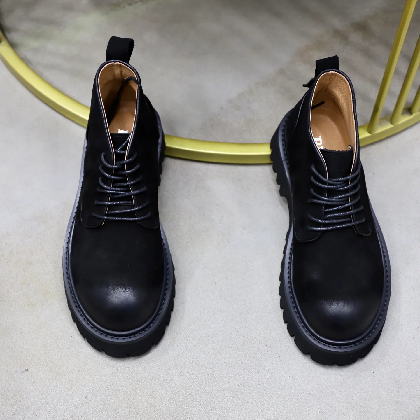 Men's shoes: 580💰🙅‍♂️🙅‍♂️🙅‍♂️ Brand: PRADA Standard code: 38-44 (45 customized) Grade: Same as the official website Material: Original high-grade high-mercerized light Comfortable and breathable pigskin lining Non-slip soft wear-resistant outsole Style category: Men's fashionable casual boots Distinguished luxury brand elements Top luxury Color: actual picture color